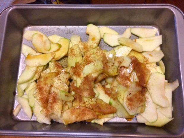 Apples with maple syrup, lemon and cinammon